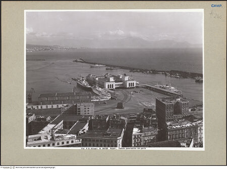 Vorderseite von Alinari [https://www.deutsche-digitale-bibliothek.de/content/lizenzen/rv-ez/] Stazione Marittima - Ansicht von Nordwesten, bh201960_recto. Foto.