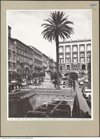 Vorderseite von Alinari [https://www.deutsche-digitale-bibliothek.de/content/lizenzen/rv-ez/] Via Santa Maria di Costantinopoli - Ansicht zur Piazza Bellini mit Palazzo Firrao und Statue des Vincenzo Bellini, bh201974_recto. Foto.