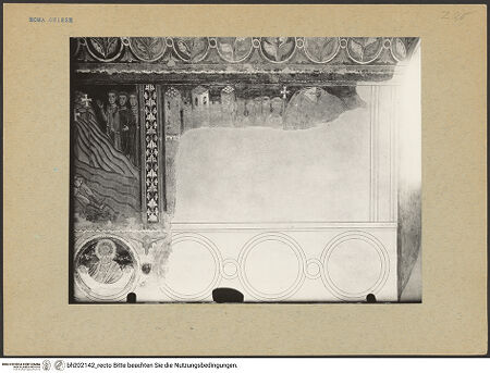 Vorderseite von Soprintendenza dei Monumenti del Lazio [https://www.deutsche-digitale-bibliothek.de/content/lizenzen/rv-ez/] SilvesterlegendeSzene mit Papst Silvester - Ansicht der Bildfelds und des darunterliegenden (ebensfalls teilzerstörten) Prophetenfriese, bh202142_recto. Foto.