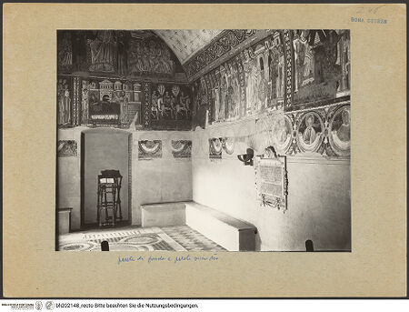 Vorderseite von Soprintendenza dei Monumenti del Lazio [https://www.deutsche-digitale-bibliothek.de/content/lizenzen/rv-ez/] Santi Quattro CoronatiInneresOratorio di San Silvestro - Blick in Richtung Eingangs- und Nordwand, bh202148_recto. Foto.