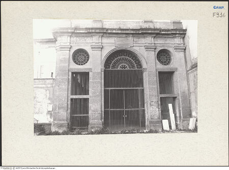 Vorderseite von Bösel, Richard [https://www.deutsche-digitale-bibliothek.de/content/lizenzen/rv-fz/] Santi Marcellino e FestoHauptfassade - Bogen zum Portikus, bh202712_recto. Foto: Bösel, Richard.