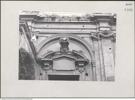 Vorderseite von Bösel, Richard [https://www.deutsche-digitale-bibliothek.de/content/lizenzen/rv-fz/] Santa Maria MaggioreHauptfassadeHauptportal - Oberes Teil (Wappen der Familie Da Ponte), bh202716_recto. Foto: Bösel, Richard.