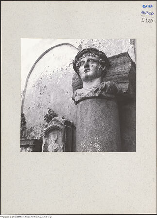 Vorderseite von Bibliotheca Hertziana [https://www.deutsche-digitale-bibliothek.de/content/lizenzen/rv-fz/] Kopf des Flußgottes Volturno - Schrägansicht von unten, bh202735_recto. Foto: Lehmann-Brockhaus, Otto.