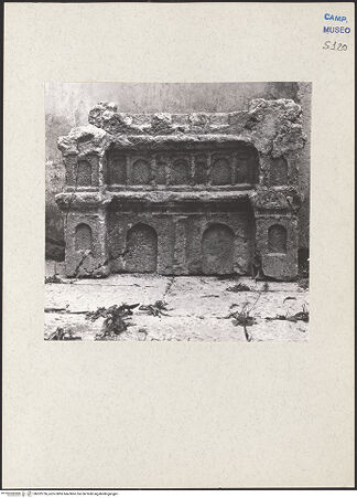 Vorderseite von Bibliotheca Hertziana [https://www.deutsche-digitale-bibliothek.de/content/lizenzen/rv-fz/] Relieffragment mit der Darstellung vom Stadttor - Gesamtansicht, bh202736_recto. Foto: Lehmann-Brockhaus, Otto.