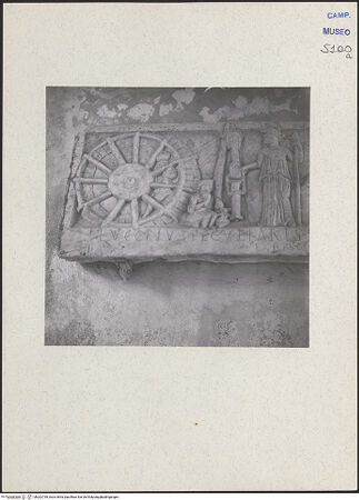 Vorderseite von Bibliotheca Hertziana [https://www.deutsche-digitale-bibliothek.de/content/lizenzen/rv-fz/] Relief mit pedalbetriebener Ladewinde, Minerva, Zeus, Diana und Genius des Theaters (Errichtung des Theaters) - Teilansicht, bh202739_recto. Foto: Lehmann-Brockhaus, Otto.