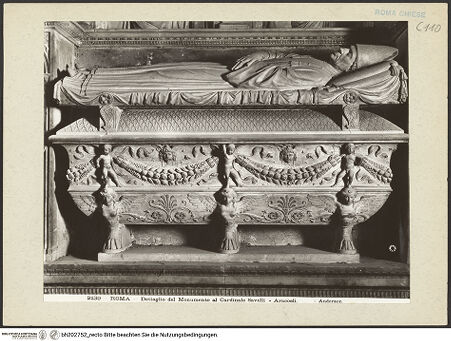 Vorderseite von Alinari [https://www.deutsche-digitale-bibliothek.de/content/lizenzen/rv-ez/] Grabmal des Kardinals Giovanni Battista Savelli (+1498)Sarkophag mit Liegefigur - Gesamt, bh202752_recto. Foto.