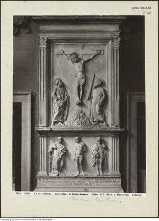 Vorderseite von Alinari [https://rightsstatements.org/page/CNE/1.0/] Altaraufbau mit Kreuzigung Christi, darunter hinzugefügte Predella mit den Heiligen Laurentius, Sebastian und Rochus - Gesamtaufnahme, bh202789_recto. Foto.