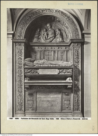 Vorderseite von Alinari [https://rightsstatements.org/page/CNE/1.0/] Grabmal des Bischofs Diego Melendes Valdes (+1506) - Gesamtansicht, bh202829_recto. Foto.