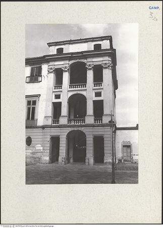 Vorderseite von Bibliotheca Hertziana [https://www.deutsche-digitale-bibliothek.de/content/lizenzen/rv-fz/] Palazzo Arcivescovile - Treppenhaus, bh202923_recto. Foto.