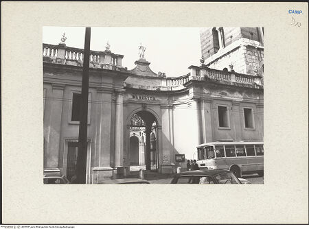 Vorderseite von Bibliotheca Hertziana [https://www.deutsche-digitale-bibliothek.de/content/lizenzen/rv-fz/] Duomo - Eingang zum Atrium, bh202927_recto. Foto.