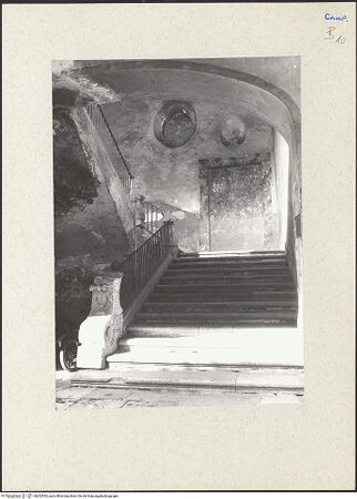 Vorderseite von Bibliotheca Hertziana [https://www.deutsche-digitale-bibliothek.de/content/lizenzen/rv-fz/] Palazzo - Innenhof, Treppe, bh202932_recto. Foto.