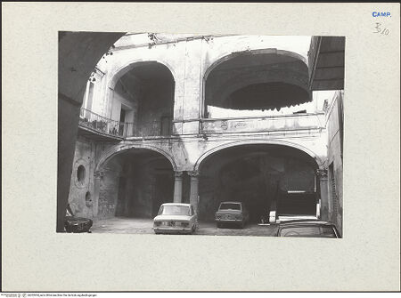 Vorderseite von Bibliotheca Hertziana [https://www.deutsche-digitale-bibliothek.de/content/lizenzen/rv-fz/] Palazzo - Innenhof, bh202934_recto. Foto.