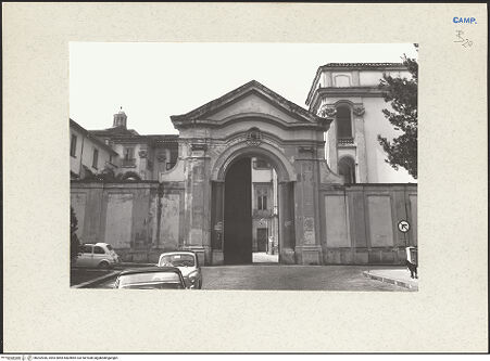 Vorderseite von Bibliotheca Hertziana [https://www.deutsche-digitale-bibliothek.de/content/lizenzen/rv-fz/] Palazzo Arcivescovile - Eingangsportal zum Innenhof, bh202936_recto. Foto.