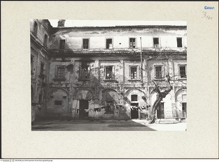 Vorderseite von Bibliotheca Hertziana [https://www.deutsche-digitale-bibliothek.de/content/lizenzen/rv-fz/] Ospedale? - Innenhof, bh202940_recto. Foto.