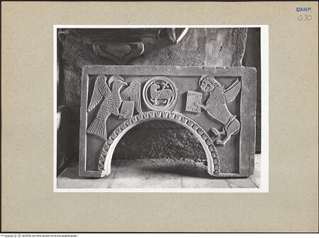 Vorderseite von Courtauld Institute of Art [https://www.deutsche-digitale-bibliothek.de/content/lizenzen/rv-ez/] Agnus Dei zwischen den Evangelistensymbolen des  Johannes und des Markus - Gesamtansicht, bh202996_recto. Foto.