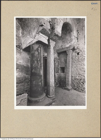 Vorderseite von Courtauld Institute of Art [https://www.deutsche-digitale-bibliothek.de/content/lizenzen/rv-ez/] Basilica dei Santi MartiriNordvorbau - Portalvorbau, Seitenansicht, bh202998_recto. Foto.