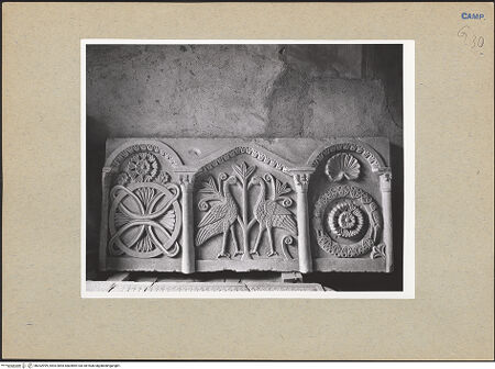 Vorderseite von Courtauld Institute of Art [https://www.deutsche-digitale-bibliothek.de/content/lizenzen/rv-ez/] Blendsäulen-Transenna mit Flamingos und floralen Ornamenten - Gesamtansicht, bh202999_recto. Foto.