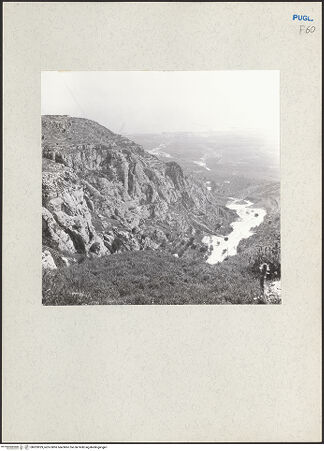 Vorderseite von Bibliotheca Hertziana [https://www.deutsche-digitale-bibliothek.de/content/lizenzen/rv-fz/] Blick von der Abbazia Santa Maria di Pulsano in Richtung Manfredonia, bh203929_recto. Foto: Lehmann-Brockhaus, Otto.