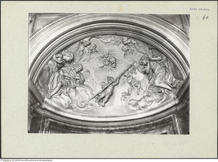 Vorderseite von ICCD [https://www.deutsche-digitale-bibliothek.de/content/lizenzen/rv-ez/] Stuckdekoration mit Engel und Putten mit den Attributen der jeweiligen HeiligenKalottenrelief über dem Nischenaltar des heiligen Alexius: Engel mit Standarte zwischen weiteren Engeln auf Wolken - Gesamtansicht, bh205247_recto. Foto.