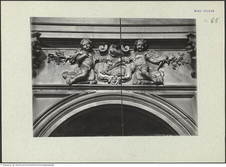 Vorderseite von ICCD [https://www.deutsche-digitale-bibliothek.de/content/lizenzen/rv-ez/] Stuckdekoration mit Engel und Putten mit den Attributen der jeweiligen HeiligenPutten mit Lamm, Olivenzweigen und Taube - Gesamtansicht, bh205250_recto. Foto.
