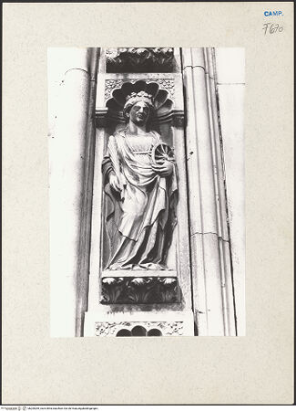 Vorderseite von Kühlenthal, Michael [https://www.deutsche-digitale-bibliothek.de/content/lizenzen/rv-ez/] Portal der Cappella di Santa Monica - Detail, Heilige Katharina, bh205269_recto. Foto: Kühlenthal, Michael.