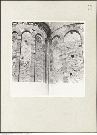 Vorderseite von Bibliotheca Hertziana [https://www.deutsche-digitale-bibliothek.de/content/lizenzen/rv-fz/] Santa Maria del PatireRückfassade mit Apsiden - Linke und mittlere Apsis, Teilansicht, bh205675_recto. Foto: Lehmann-Brockhaus, Otto.