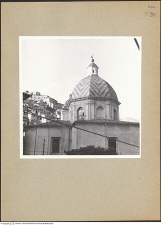 Vorderseite von Bibliotheca Hertziana [https://www.deutsche-digitale-bibliothek.de/content/lizenzen/rv-fz/] Collegiata della Maddalena - Kuppel, bh205691_recto. Foto: Lehmann-Brockhaus, Otto.