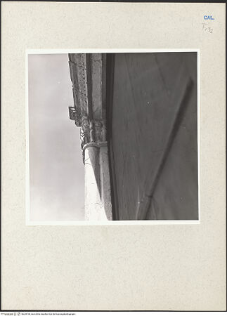 Vorderseite von Bibliotheca Hertziana [https://www.deutsche-digitale-bibliothek.de/content/lizenzen/rv-fz/] HauptportalLinker Atlant - Detail: linker Atlant, bh205730_recto. Foto: Lehmann-Brockhaus, Otto.