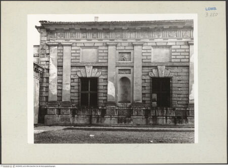 Vorderseite von Kunsthistorisches Institut der Universität Wien [https://www.deutsche-digitale-bibliothek.de/content/lizenzen/rv-ez/] Palazzo del TèNordfassade - Teilansicht, östliche Fensterachsen mit Übergang zu Gartenpavillon, bh206992_recto. Foto: Lorenz, Wien.