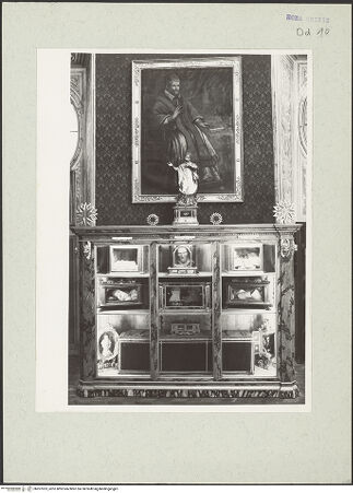 Vorderseite von unbekannt [https://www.deutsche-digitale-bibliothek.de/content/lizenzen/rv-ez/] Schauschrank mit Reliquien und Devotionalien des heiligen Filippo Neri - , bh207023_recto. Foto: Hutzel, Max.