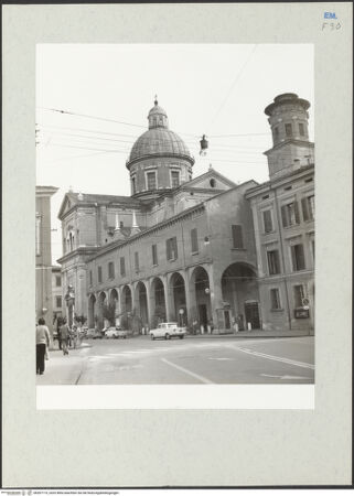 Vorderseite von Kunsthistorisches Institut der Universität Wien [https://www.deutsche-digitale-bibliothek.de/content/lizenzen/rv-ez/] Madonna della Ghiara - Ansicht mit Konventsgebäude, von Norden, bh207173_recto. Foto: Lorenz, Wien.