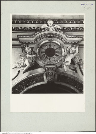 Vorderseite von unbekannt [https://www.deutsche-digitale-bibliothek.de/content/lizenzen/rv-ez/] Santa Maria in Vallicella - Detail: Uhr und Stuckputti, bh207456_recto. Foto: Hutzel, Max.