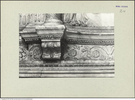 Vorderseite von Kühlenthal, Michael [https://www.deutsche-digitale-bibliothek.de/content/lizenzen/rv-ez/] Grabmal der Costanza Ammanati-Piccolomini (+1477) - Detail des Gesimses über der unteren Nische, bh207488_recto. Foto.