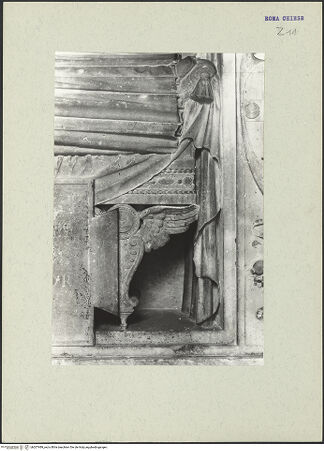 Vorderseite von Kühlenthal, Michael [https://www.deutsche-digitale-bibliothek.de/content/lizenzen/rv-ez/] Grabmal der Costanza Ammanati-Piccolomini (+1477)Prunkbett mit Inschrifttafel und Liegefigur - Prunkbett, Detail rechts, bh207489_recto. Foto.