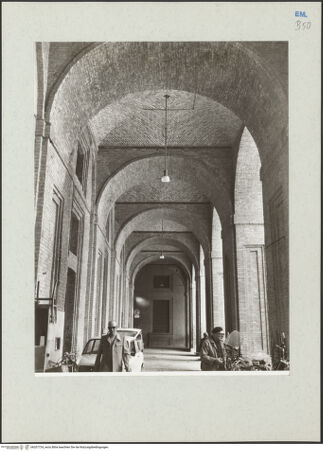 Vorderseite von Kunsthistorisches Institut der Universität Wien [https://www.deutsche-digitale-bibliothek.de/content/lizenzen/rv-ez/] Palazzo della PilottaCortile della Pilotta - Arkade, bh207724_recto. Foto: Lorenz, Wien.