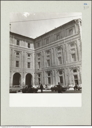 Vorderseite von Kunsthistorisches Institut der Universität Wien [https://www.deutsche-digitale-bibliothek.de/content/lizenzen/rv-ez/] Palazzo della PilottaCortile della Pilotta - Teilansicht von Nordosten, bh207725_recto. Foto: Lorenz, Wien.