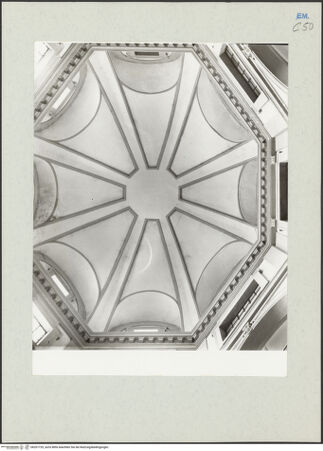 Vorderseite von Kunsthistorisches Institut der Universität Wien [https://www.deutsche-digitale-bibliothek.de/content/lizenzen/rv-ez/] Palazzo della PilottaTreppenhaus mit dreiläufiger Ehrentreppe - Kuppel, bh207729_recto. Foto: Lorenz, Wien.