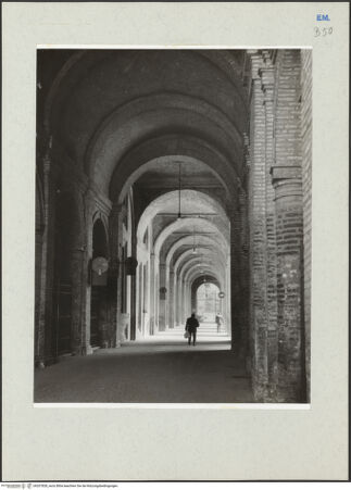 Vorderseite von Kunsthistorisches Institut der Universität Wien [https://www.deutsche-digitale-bibliothek.de/content/lizenzen/rv-ez/] Palazzo della PilottaCortile della Pilotta - Arkade, bh207828_recto. Foto: Lorenz, Wien.