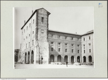 Vorderseite von Kunsthistorisches Institut der Universität Wien [https://www.deutsche-digitale-bibliothek.de/content/lizenzen/rv-ez/] Palazzo della Pilotta - Ansicht von Nordosten, bh207832_recto. Foto: Lorenz, Wien.