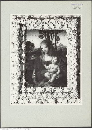 Vorderseite von unbekannt [https://www.deutsche-digitale-bibliothek.de/content/lizenzen/rv-ez/] Madonna mit Kind vor einer Landschaft - im Rahmen mit Weinrankenmotiv, bh208187_recto. Foto: Hutzel, Max.