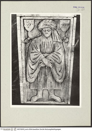 Vorderseite von Arte Fotografica [https://www.deutsche-digitale-bibliothek.de/content/lizenzen/rv-ez/] Grabplatte eines Unbekannten - , bh210692_recto. Foto.