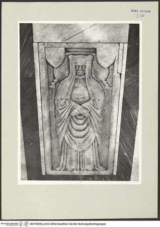 Vorderseite von Arte Fotografica [https://www.deutsche-digitale-bibliothek.de/content/lizenzen/rv-ez/] Grabplatte eines unbekannten Kanonikers - , bh210693_recto. Foto.