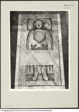 Vorderseite von Arte Fotografica [https://www.deutsche-digitale-bibliothek.de/content/lizenzen/rv-ez/] Grabplatte eines Unbekannten - , bh210696_recto. Foto.