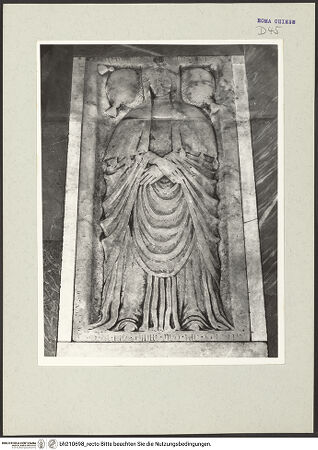 Vorderseite von Arte Fotografica [https://www.deutsche-digitale-bibliothek.de/content/lizenzen/rv-ez/] Grabplatte eines Klerikers (Magister Valerius?) - , bh210698_recto. Foto.