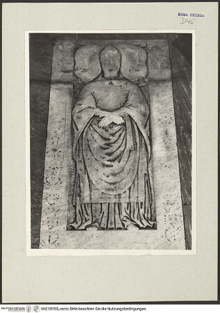 Vorderseite von Arte Fotografica [https://www.deutsche-digitale-bibliothek.de/content/lizenzen/rv-ez/] Grabplatte eines Klerikers - , bh210703_recto. Foto.
