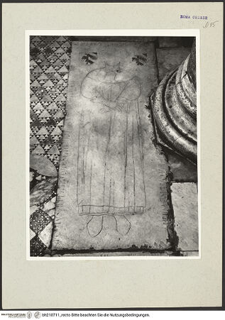 Vorderseite von Arte Fotografica [https://www.deutsche-digitale-bibliothek.de/content/lizenzen/rv-ez/] Grabplatte des Fosco Zacchari - , bh210711_recto. Foto.