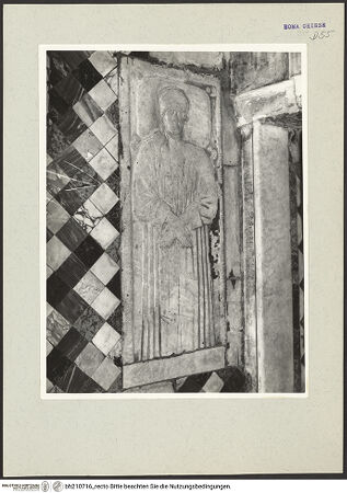 Vorderseite von Arte Fotografica [https://www.deutsche-digitale-bibliothek.de/content/lizenzen/rv-ez/] Grabplatte eines Unbekannten - , bh210716_recto. Foto.