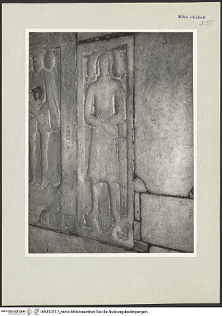Vorderseite von Arte Fotografica [https://www.deutsche-digitale-bibliothek.de/content/lizenzen/rv-ez/] Grabplatte eines Unbekannten mit Schwert - , bh210717_recto. Foto.