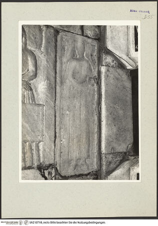 Vorderseite von Arte Fotografica [https://www.deutsche-digitale-bibliothek.de/content/lizenzen/rv-ez/] Grabplatte eines Unbekannten - , bh210718_recto. Foto.