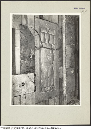 Vorderseite von Arte Fotografica [https://www.deutsche-digitale-bibliothek.de/content/lizenzen/rv-ez/] Grabplatte eines Unbekannten - , bh210720_recto. Foto.